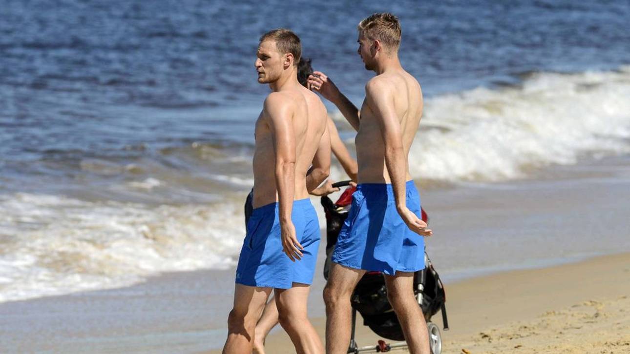 Benedikt Höwedes (l.) und Christoph Kramer am Strand vor dem DFB-Camp „Campo Bahia“ in Brasilien