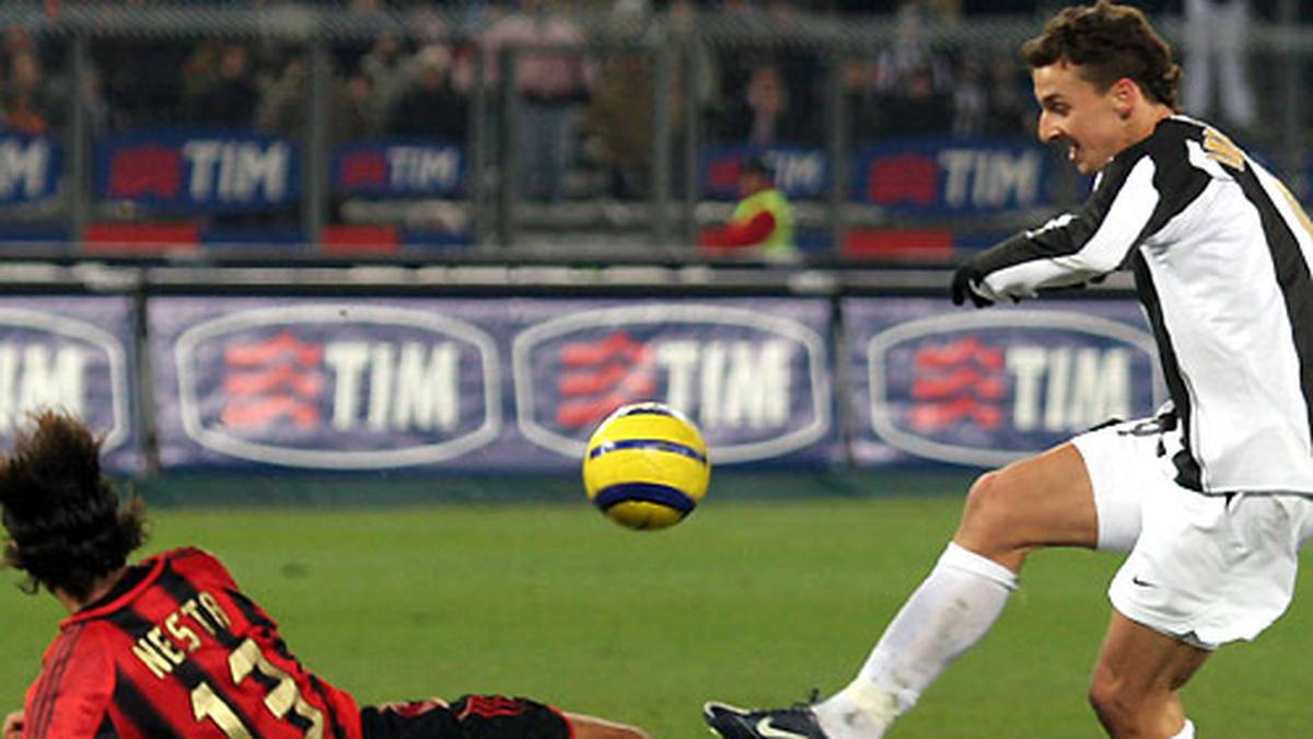 Im Jahr 2004 foult Ibrahimovic in einem Länderspiel zwischen Schweden und den Niederlanden seinen damaligen Vereinsteamkollegen Rafael van der Vaart brutal. Viele Ajax-Fans werfen ihm daraufhin Absicht vor. Wenige Monate später packt Ibrahimovic seine Sachen und verlässt Ajax Amsterdam. Für 16 Millionen Euro wechselt er zu Juventus Turin in die Serie A