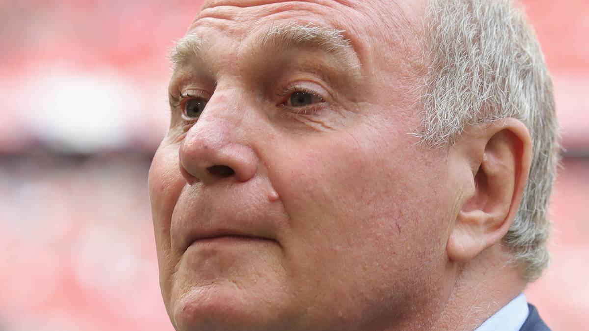 4. OKTOBER: Bei den Bayern flutscht es nicht mehr, die Sicherheit schwindet. Nach einem 0:3-Heimdebakel gegen Gladbach, der zweiten Niederlage in Folge, lässt eine Hoeneß-Aussage zum ersten Mal aufhorchen: "Am Ende muss er den Kopf hinhalten", sagt der Präsident zur kritisierten Rotation des Cheftrainers.