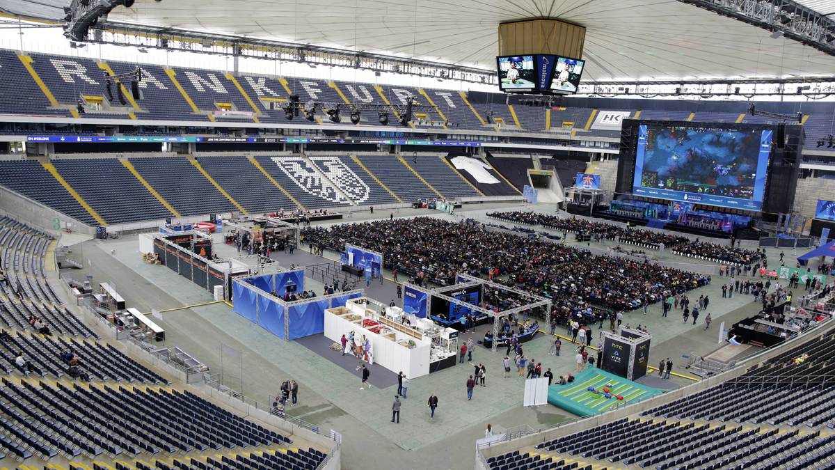 Die Commerzbank Arena wurde nicht nur von Fans der Teams besucht. Auch Cosplay-Fans gesellten sich dazu