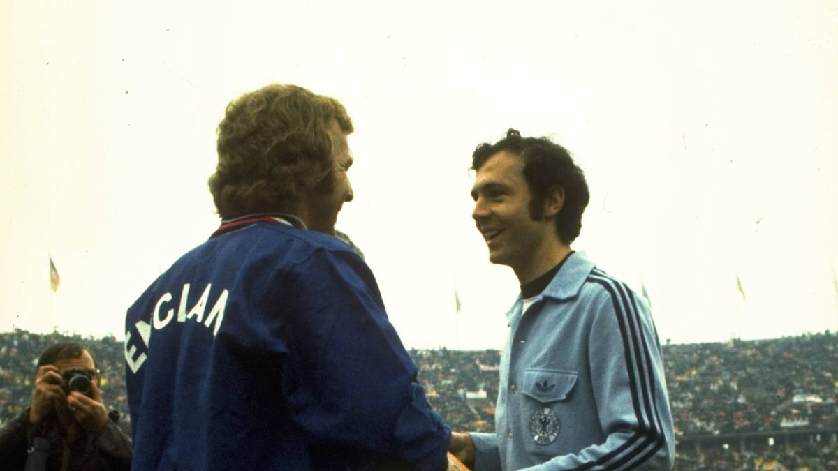 1972: FRANZ BECKENBAUER (Deutschland/Bayern München): Cruyff und Ajax holen den zweiten Titel in Europa, doch entscheidend ist diesmal die Europameisterschaft in Belgien. Deutschland holt mit Kapitän Beckenbauer überlegen den Titel und spielt dabei Fußball vom anderen Stern