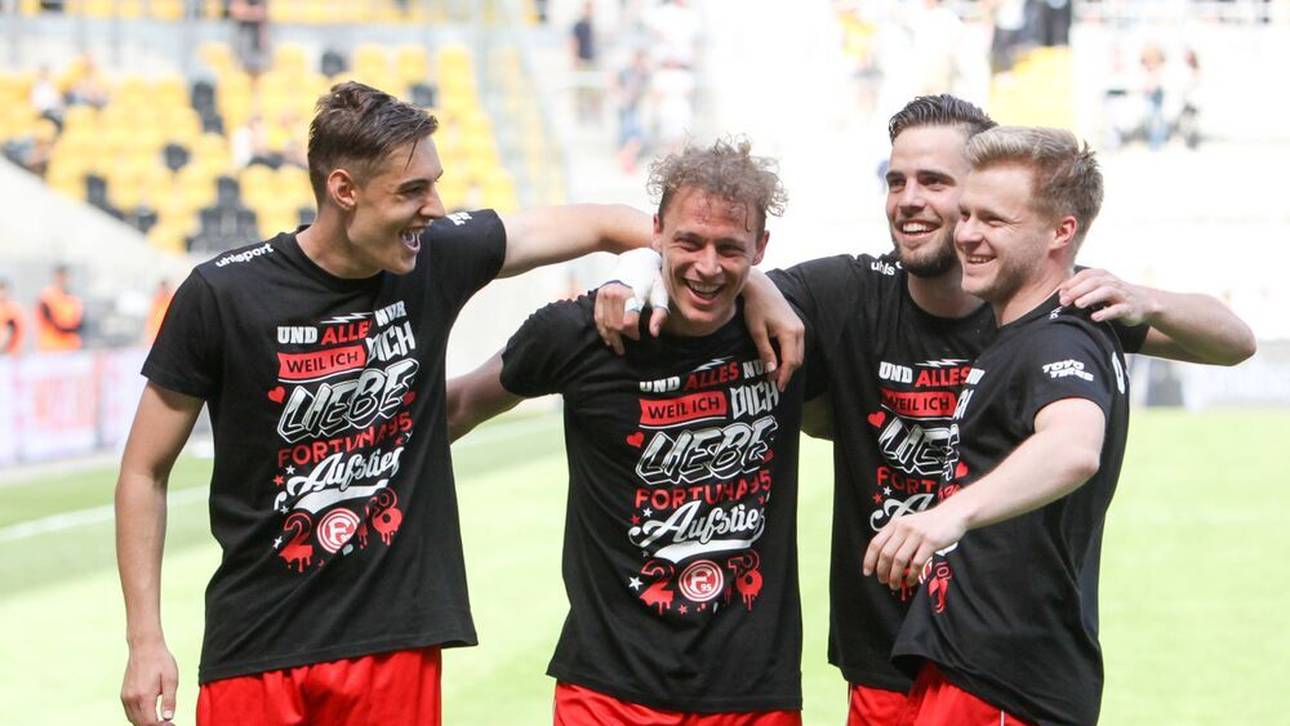 Florian Neuhaus (l.) und seine Kollegen bejubeln den Aufstieg mit Fortuna Düsseldorf