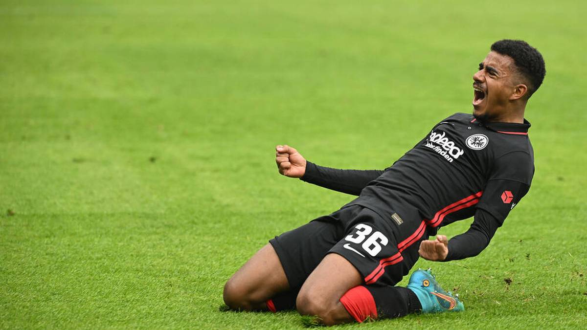 Eintracht Frankfurt trifft am Donnerstag in der Europa League auf den FC Barcelona. Im Vorfeld wagte sich Ansgar Knauff auf der Playstation an die Partie und machte direkt eine Ansage an die Katalanen.