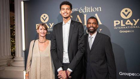 Victor Wembanyama mit seinen Eltern Elodie und Felix bei einer Gala in Paris