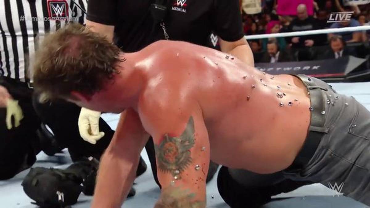 Die Entscheidung fällt, als Ambrose einen Sack Reißzwecken über den Boden streut und ihn hineinwirft. Handgezählte 68 Reißzwecken müssen nachher aus Jerichos blutigem Körper gezogen werden