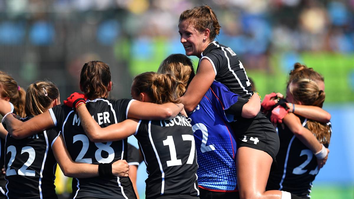 Was die Männer vorgemacht haben, können auch die Frauen: Mit einem 2:1 gegen Neuseeland gewinnen die "Danas" die Bronzemedaille