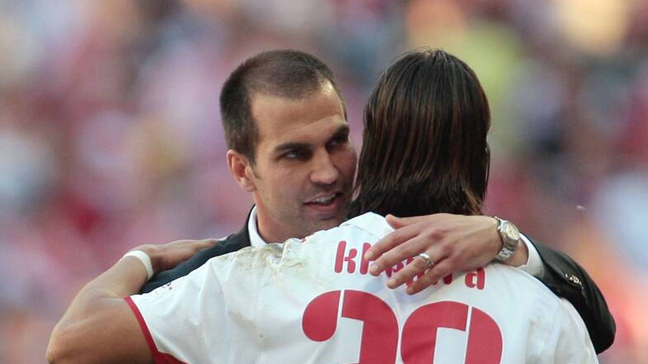 VfB Trainer Markus Babbel umarmt Sami Khedira