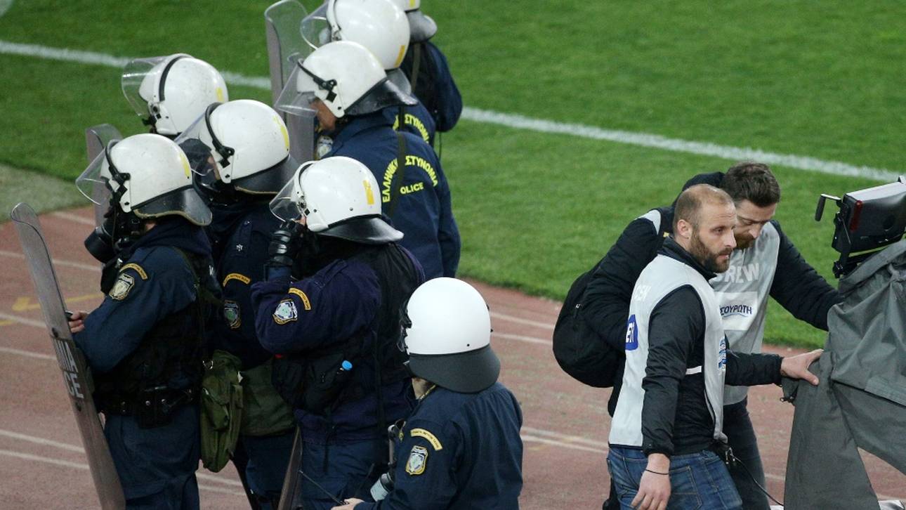 Polizei nimmt 54 Problemfans fest