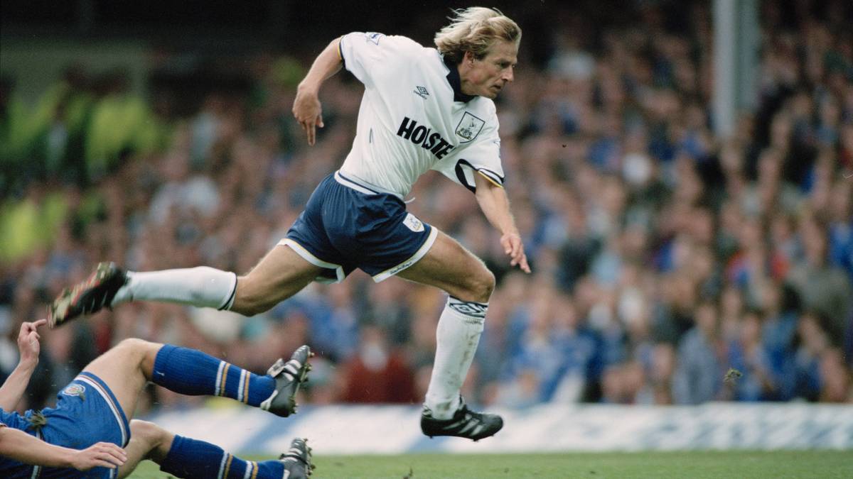JÜRGEN KLINSMANN (1994): Jürgen Klinsmann eilt vor seinem Wechsel von AS Monaco zu Tottenham Hotspur im Jahr 1994 der Ruf des Schwalbenkönigs (Englisch: "Diver") voraus