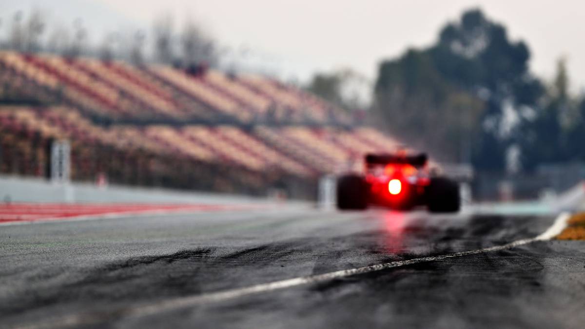 Weiter geht es mit dem Europa-Auftakt in Barcelona. Dort haben alle vor der Saison ausreichend getestet und entsprechendes Datenmaterial zur Verfügung. Dann sind wir wieder auf einer regulären Rennstrecke unterwegs. Fette Überraschungen sind also eher nicht zu erwarten. Trotzdem freue ich mich jetzt schon darauf. Bis dahin, alles Gute und PEDAL TO THE METAL - Ihr Peter Kohl