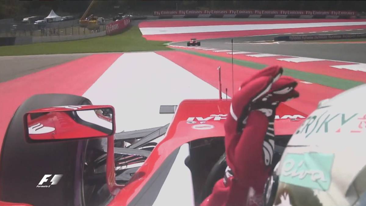 Sebastian Vettel, der auf Platz drei liegt, scheint derweil unzufrieden mit der internen Kommunikation. Er moniert, dass Ferrari seinem Teamkollegen Kimi Raikkonen nicht mitgeteilt habe, ihn vorbeizulassen
