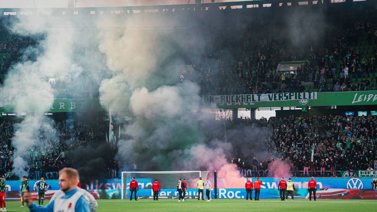 Fans des VfL Wolfsburg zünden nach Abpfiff Pyrotechnik