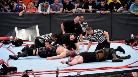 Braun Strowman (r.) und Big Show ließen bei Monday Night RAW den WWE-Ring kollabieren