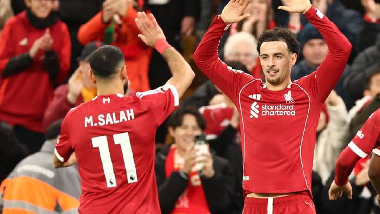 Mo Salah (l.) und Curtis Jones klatschen ab