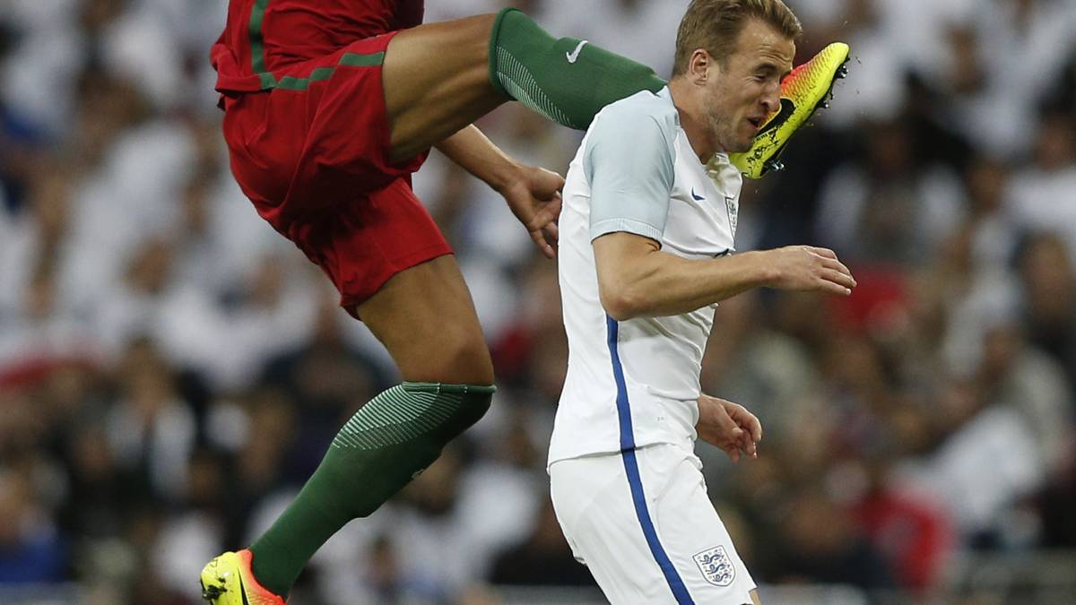 Besonders bitter für Kane: Er sieht nicht, wie Alves angeflogen kommt