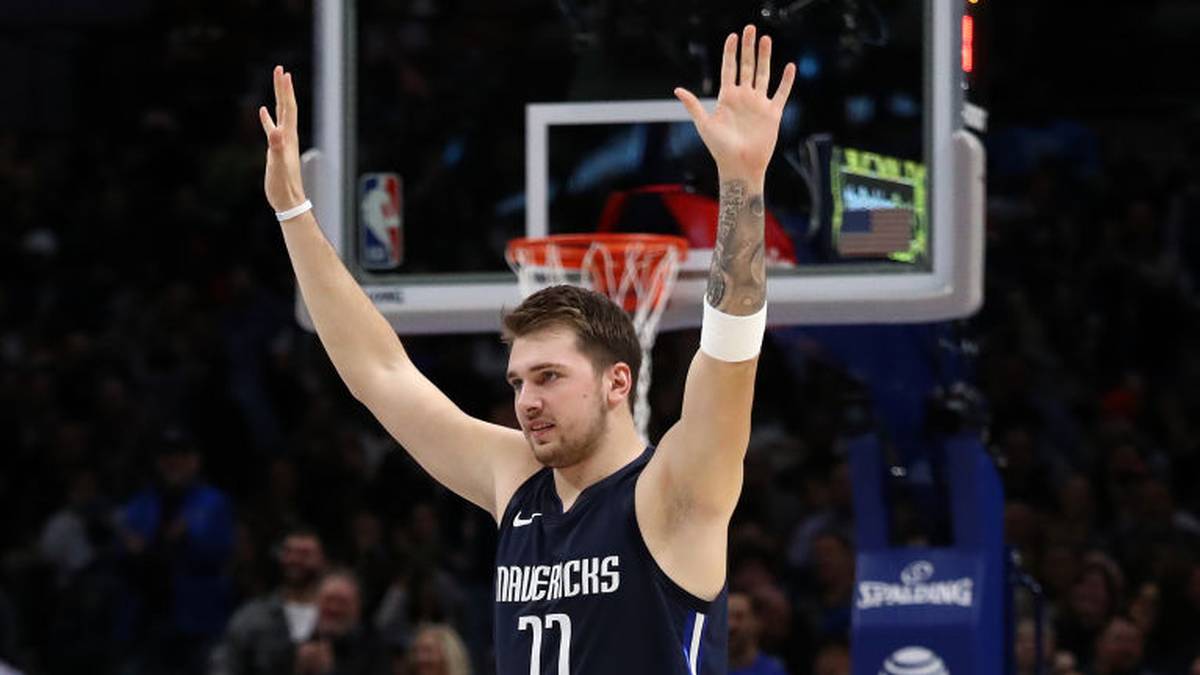 PLATZ 1 - LUKA DONCIC (32,6 PER): 20 Spiele hat der 20-Jährige auf dem Buckel und stellt aktuell alle NBA-Legenden und heutigen Stars in ihrem zweiten Jahr in den Schatten. Selbst wenn er dieses Niveau nicht halten würde, Doncic ist ein ernsthafter Kandidat für den MVP-Award und trägt die Dallas Mavericks phasenweise im Alleingang zum Sieg. Die einzige Frage aktuell ist wohl nur: Wie viel besser soll Doncic noch werden? Nach 20 Partien stehen im Schnitt 30,7 Punkte, 10,3 Rebounds und 9,4 Assists zu Buche