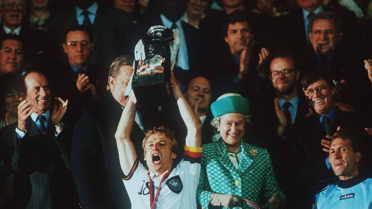 Der Endspielgegner hieß diesmal Tschechien - und diesen bezwang die DFB-Elf mit einem hart umkämpften 2:1 per Golden Goal von Bierhoff nach Verlängerung im Londoner Wembley Stadion - Jürgen Klinsmann erhielt den Pokal von Queen Elizabeth II.