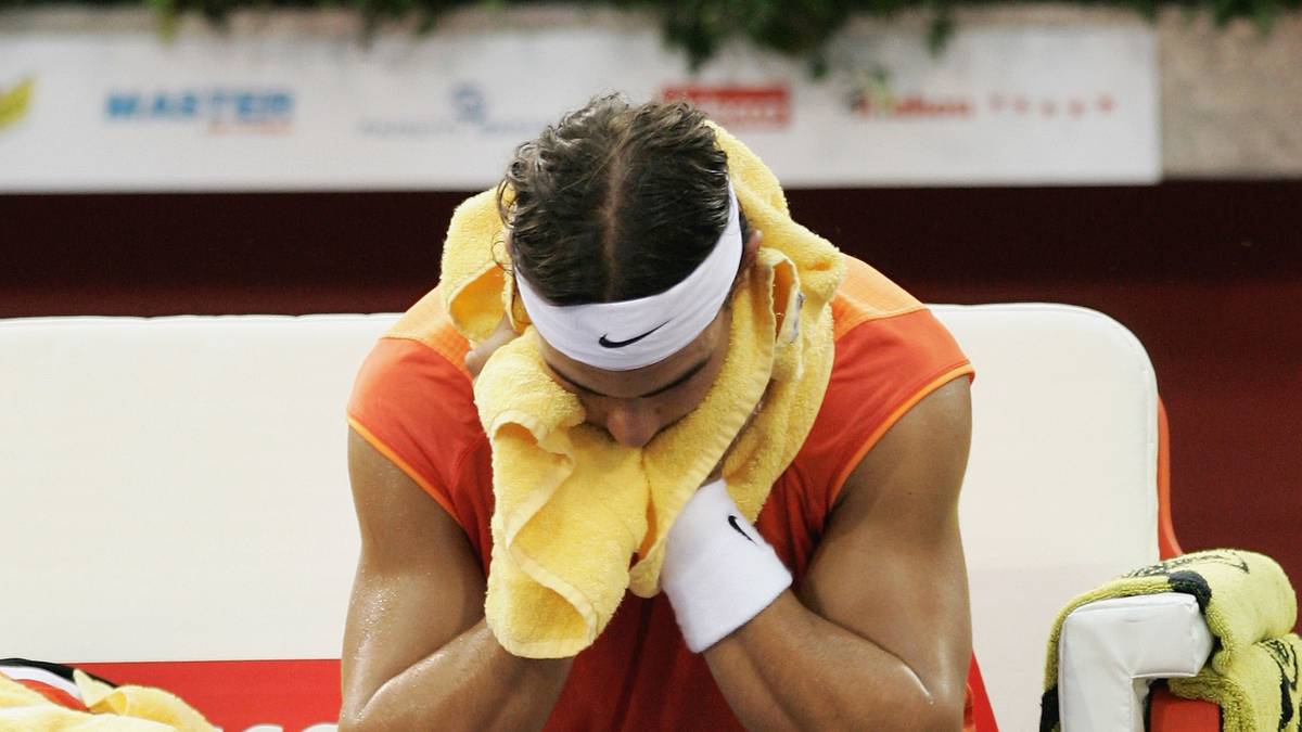 2005: Das erfolgreichste Jahr von Rafael Nadal. Der Spanier fährt elf Turniersiege auf der Tour ein. Gegen Jahresende tauchen erstmals seine Knieprobleme auf  