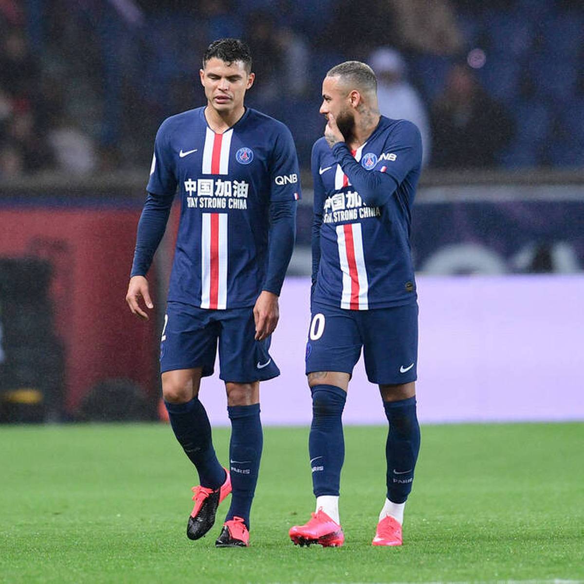 Die Tage von Neymar bei Paris Saint-Germain scheinen gezählt. Nun schaltet sich sein Landsmann Thiago Silva in die Wechseldebatte ein und gibt dem 30-Jährigen einen Ratschlag.