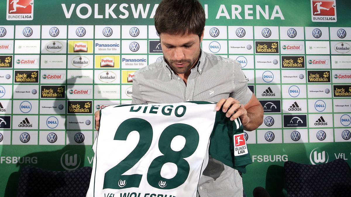 Ob es "Heimweh" war oder doch eher die finanziellen Möglichkeiten des VW-Konzerns werden wir nie erfahren. Fakt ist, dass es Diego nach nur einem Jahr in Italien für 15,5 Millionen Euro zum VfL Wolfsburg zog