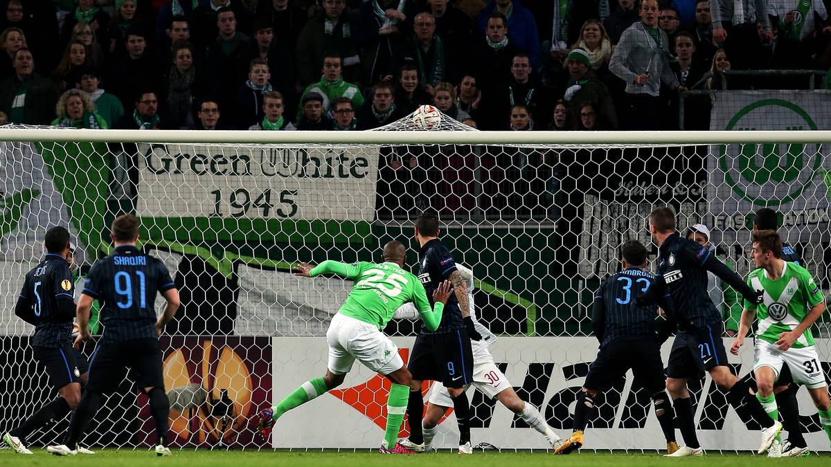 Entmutigen lassen sich die Wölfe nicht davon, Naldo köpft in der 29. Minute den Ausgleich in die Maschen