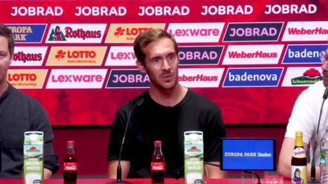 Bei seiner ersten Pressekonferenz als Freiburg-Trainer vergisst Julian Schuster nicht sich bei seinem Vorgänger zu bedanken und adelt die Arbeit von Christian Streich.