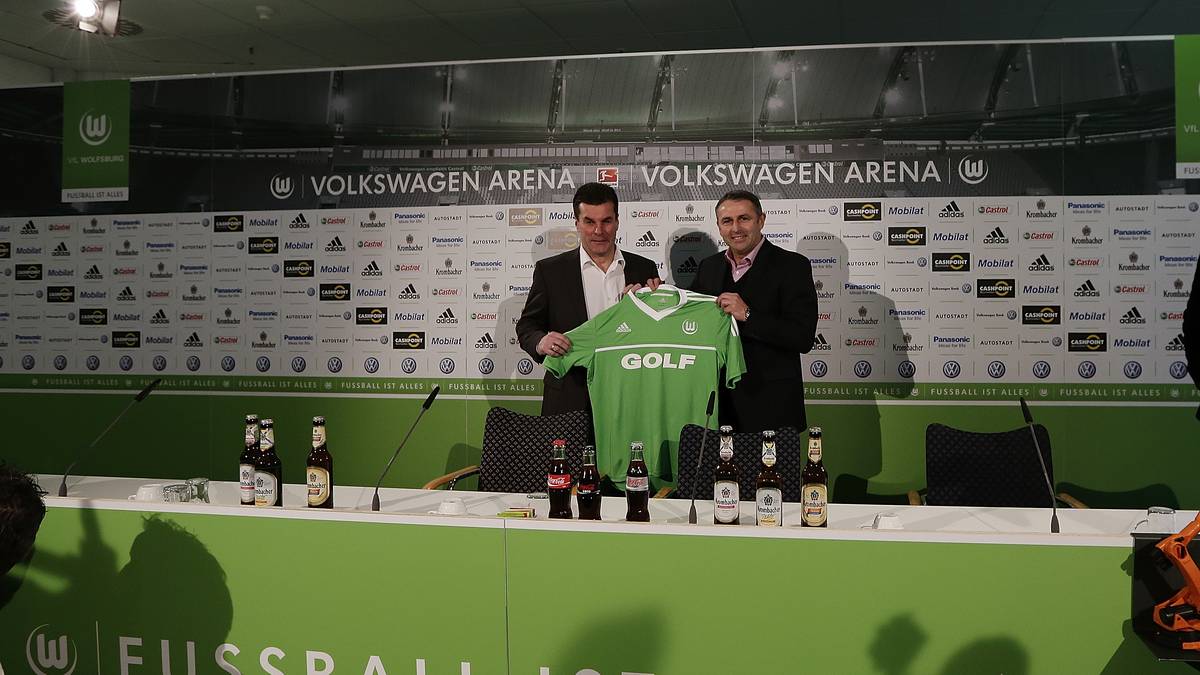 Am gleichen Tag unterschreibt Hecking beim  VfL Wolfsburg und sorgt bei den Nürnberg-Anhängern für großen Unmut