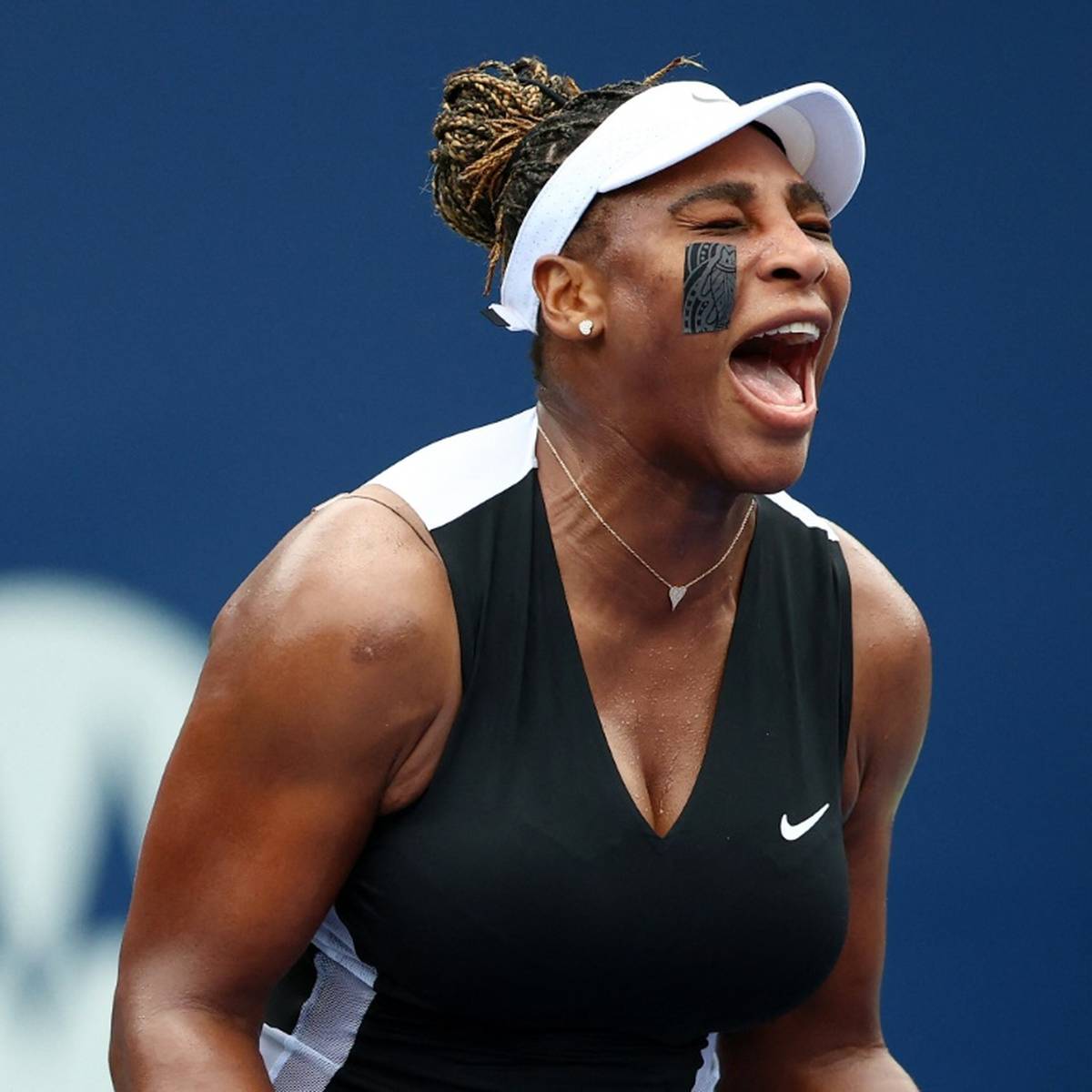 Die frühere Tennis-Weltranglistenerste Serena Williams hat bei ihrem Comeback im zweiten Anlauf ihren ersten Sieg seit Anfang Juni 2021 gefeiert.