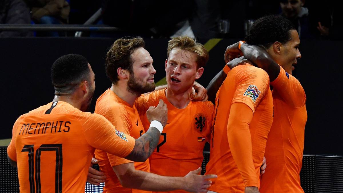 NIEDERLANDE - "De Volkskrant": "Ein Team zum Küssen. Oranje erholt sich gerade noch rechtzeitig in einer urkomischen Schlussphase. Es ist eines der Rätsel des Fußballs, warum Sané bei der Weltmeisterschaft nicht mit Deutschland Fußball gespielt hat, nur weil Bundestrainer Joachim Löw ihn aus der Auswahl ausgeschlossen hat."