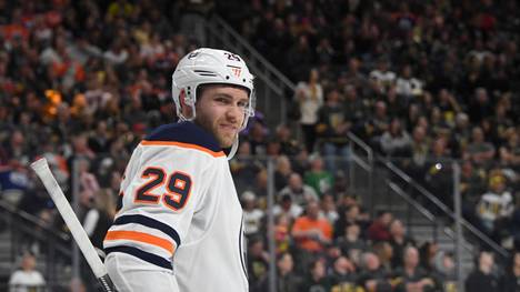Als erster Deutscher überhaupt gewinnt Leon Draisaitl die Hart Memorial Trophy für den wertvollsten Spieler der NHL. Zusätzlich hat er auch den Ted Lindsay Award für den herausragenden Spieler der Liga erhalten.