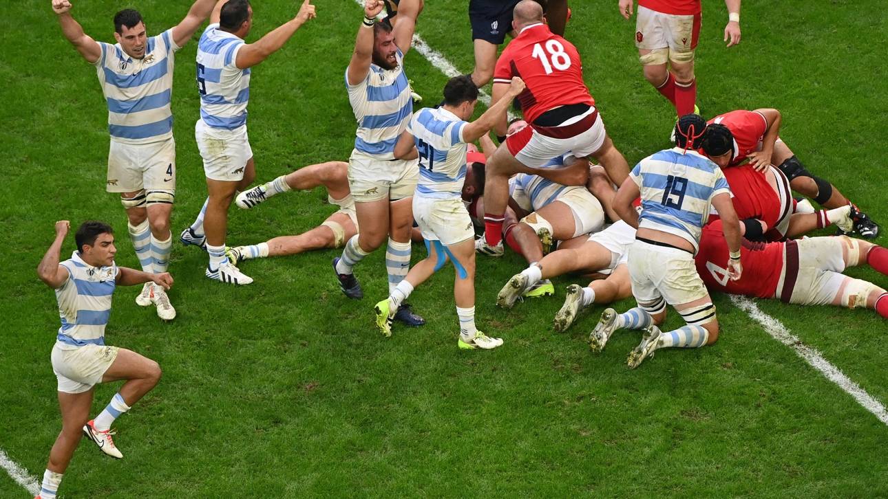 Erster Halbfinalist bei Rugby-WM fix