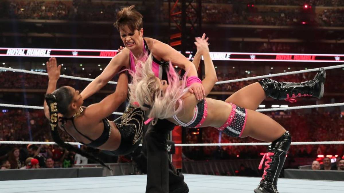 Auch Legendenauftritte gehören traditionell zum Royal Rumble: An Nummer drei betritt Molly Holly in ihrem Superhelden-Charakter Mighty Molly die Bühne. Gegen die jüngere Generation hat die 42-Jährige aber letztlich keine Chance