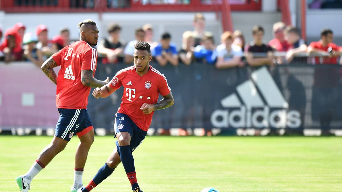 FREITAG, 29. SEPTEMBER: Ancelotti verabschiedet sich an der Säbener Straße von den Spielern. "Es war sehr emotional", berichtet Hummels. Beim ersten Training unter Imterimscoach Willy Sagnol herrscht wieder bessere Laune auf dem Trainingsplatz