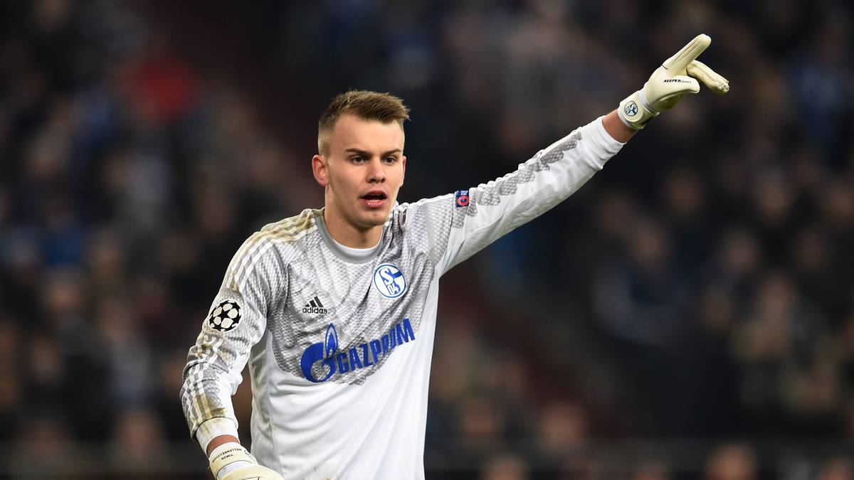Der Schalker Torwart zeigt an, wo es langgeht