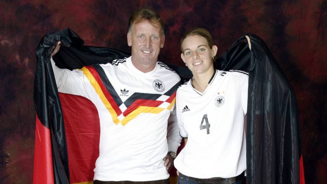 Der 2024 verstorbene Andreas Brehme und Nia Künzer bei einem Fotoshooting in München kurz nach dem WM-Titel der Frauen im Jahr 2003