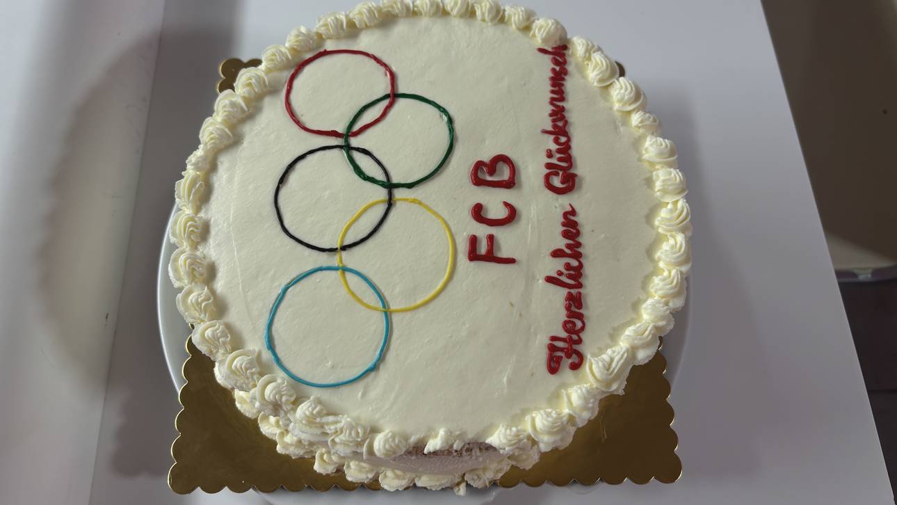 Mit dieser Torte begrüßte der FC Bayern Neuzugang Michael Olise