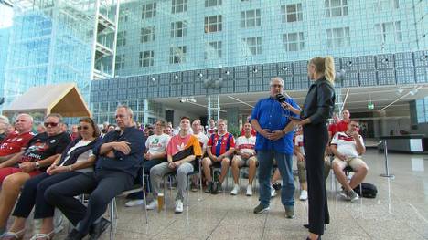 Ein Zuschauer im STAHLWERK Doppelpass verteidigt trotz der schlechten Leistung der Nationalmannschaft den Bundestrainer Hansi Flick. Journalist und Moderator Stephan Kaußen kontert direkt. 
