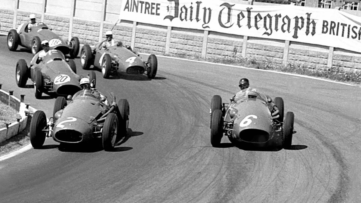 Die meisten Plätze überhaupt in einem F1-Rennen macht ROBERTO MIERES gut. Der Argentinier fährt beim GP von Großbritannien 1955 in seinem Maserati von Startplatz 32 auf Rang sechs - 26 Plätze gewonnen! Im gleichen Rennen fährt ONOFRE MARIMÓN von Platz 28 auf drei, das macht 25 gewonnene Plätze und Rang zwei im Ranking