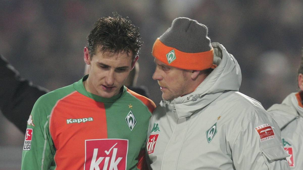 3:1 aus. Miroslav Klose stürzt auf dem eisigen Boden und fällt mit einer Schulterverletzung lange aus