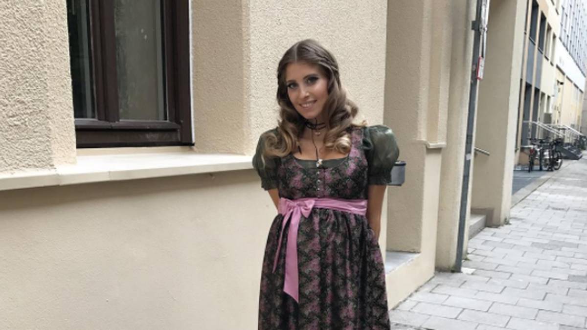 Cathy Hummels macht im Dirndl auch mit Babybauch eine perfekte Figur