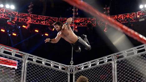Seth Rollins sprang vom Käfigrand auf Kevin Owens und Rusev