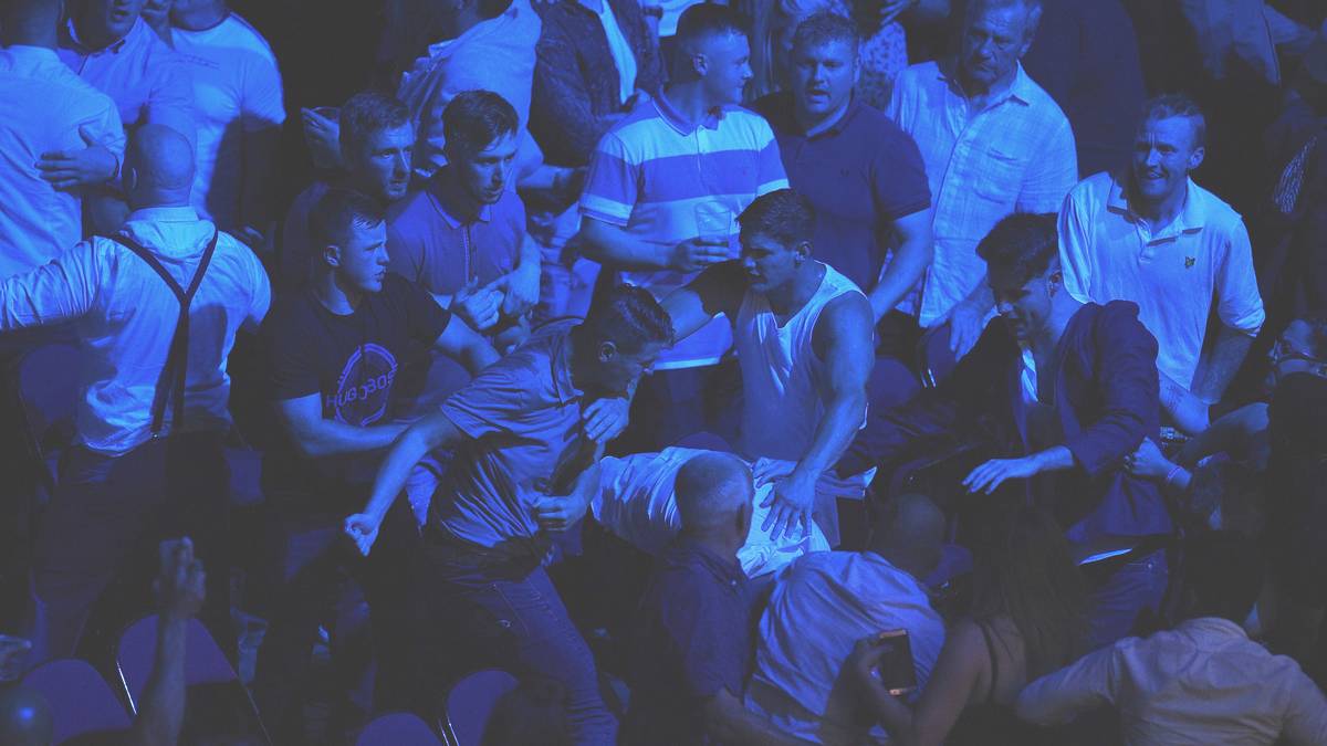 Erst in der dritten Runde kann das Sicherheitspersonal die Streihähne trennen