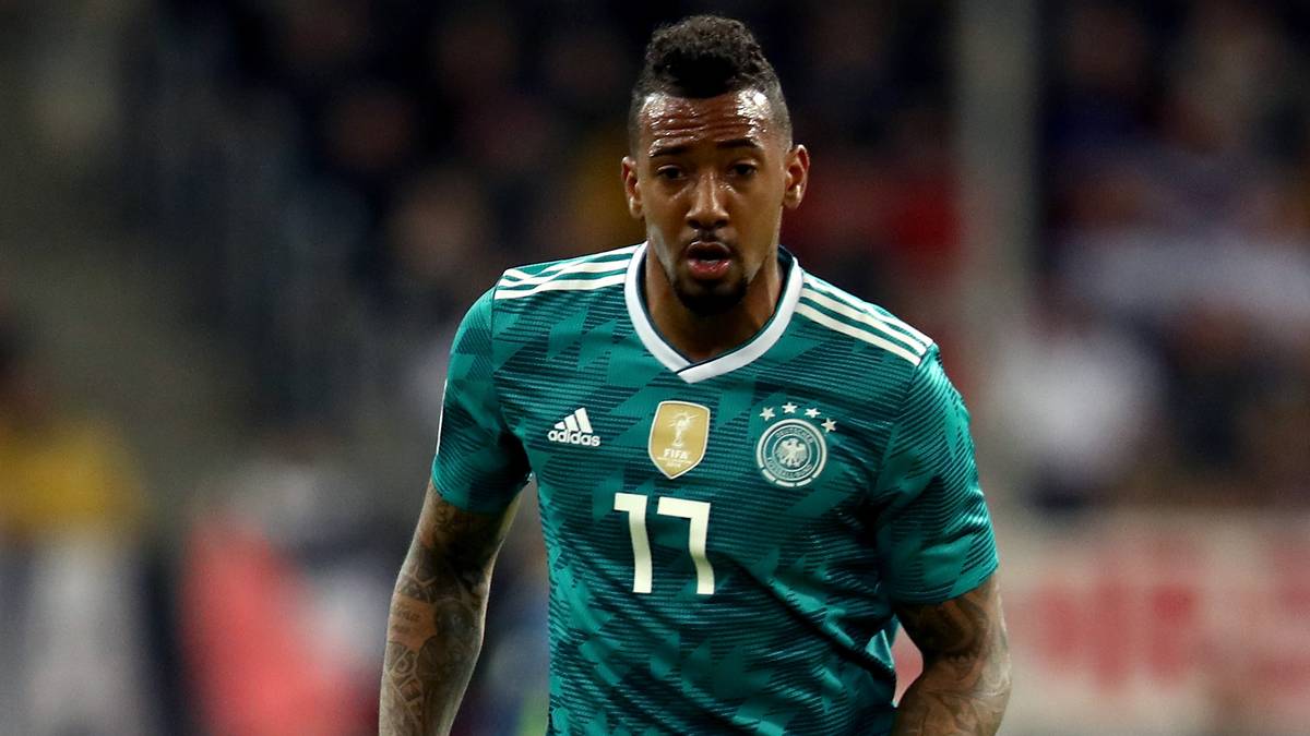 JEROME BOATENG: War der einzige deutsche Abwehrspieler, der von Anfang an präsent war und sich Spaniens Kombinationswirbel entgegenstellte. Auch mit guten Diagonalpässen. Rettete nach Hectors Fauxpas gedankenschnell gegen Diego Costa (76.). Gute Vorstellung des Münchners, der in der Schlussphase die Kapitänsbinde von Müller übernahm. SPORT1-Note: 2
