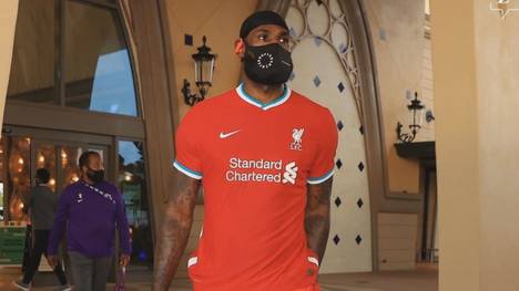 LeBron James im neuen Reds-Dress: Der NBA-Star zeigt auf dem Weg in die Arena, dass sein Herz für die Klopp-Elf schlägt - von deren Erfolg der "King" selbst profitiert.