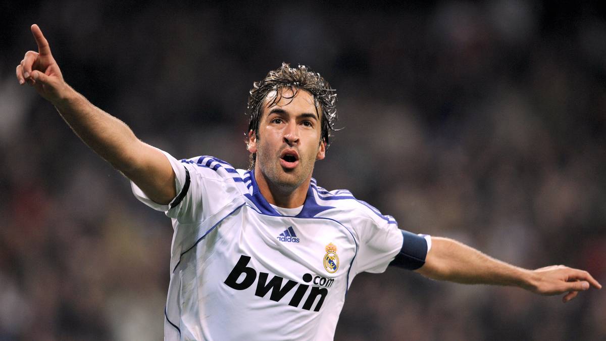 RAÚL (Real Madrid): Der neue Trainer des B-Teams absolvierte von 1994 bis 2010 558 Spiele für die Königlichen und erzielte dabei unglaubliche 244 Tore. Danach hing der gebürtige Madrilene aber seine Schuhe nicht an den Nagel ...