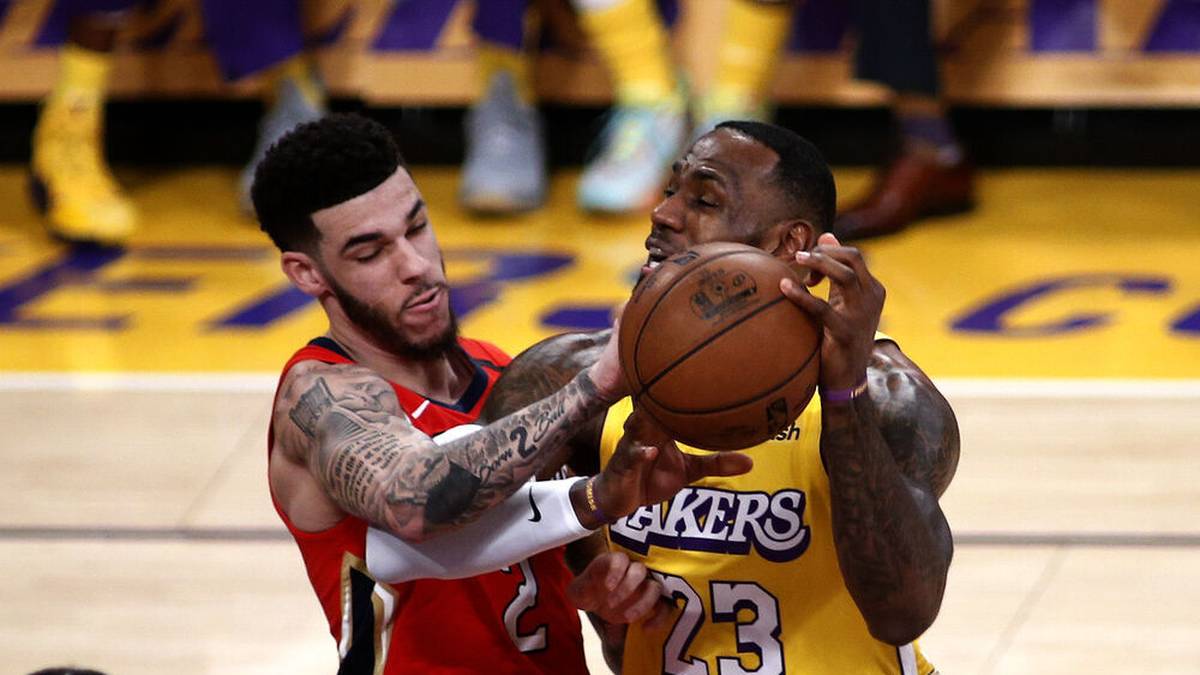Lonzo Ball von den New Orleans Pelicans (l., hier gegen Lakers-Superstar LeBron James) will auf einen Mega-Vertrag warten