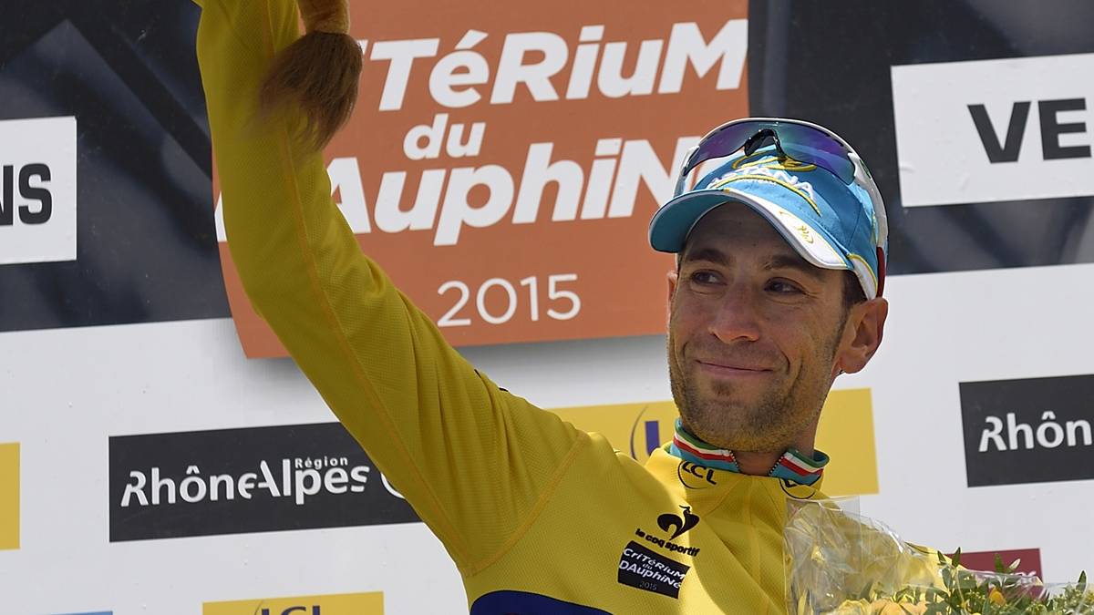 GELBES TRIKOT - VINCENZO NIBALI (Italien, Astana): Im vergangenen Jahr darf sich der "Hai von Messina" in Paris als Gesamtsieger feiern lassen. Der 30-Jährige hat fast acht Minuten Vorsprung und trägt 18 Tage das gelbe Trikot