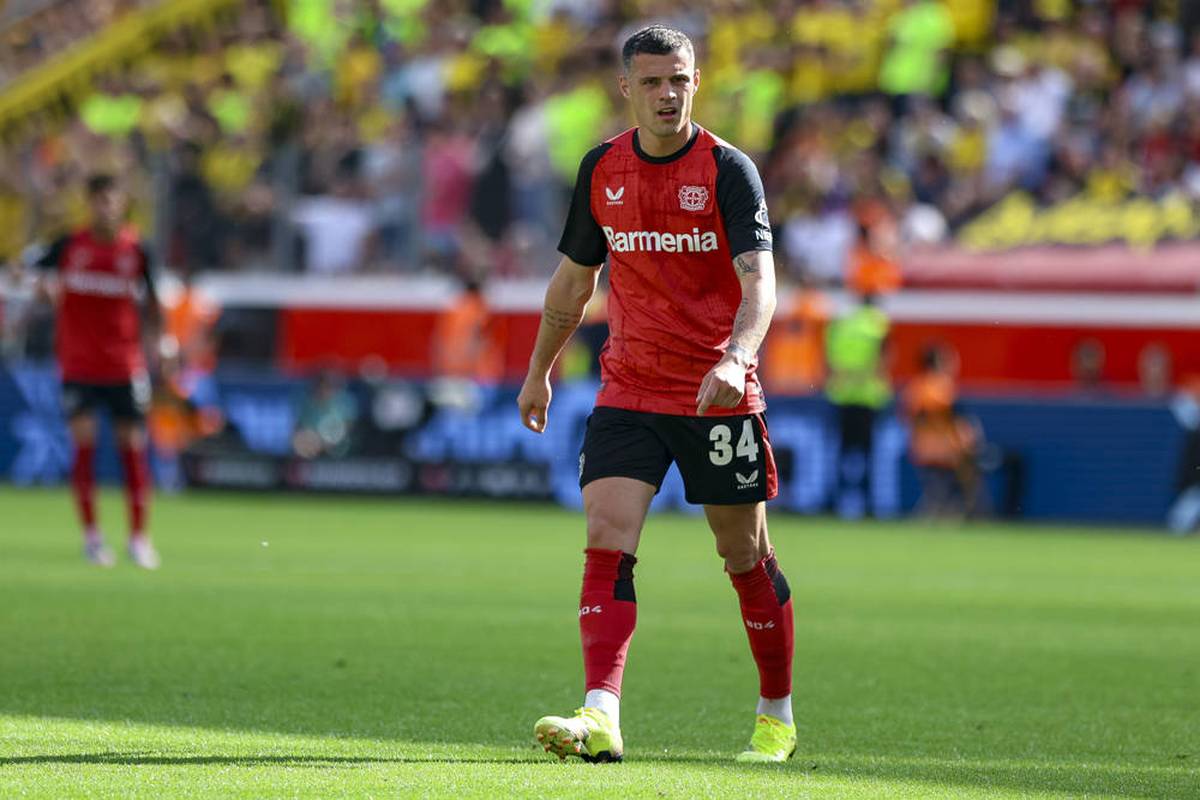 Gerade erst hatte man in Leverkusen beteuert, dass man Granit Xhaka halten will. Doch nun könnte sich ein Überraschungswechsel des Schweizers anbahnen. Demnach zieht es den Bayer-Spieler zurück in die Premier League.