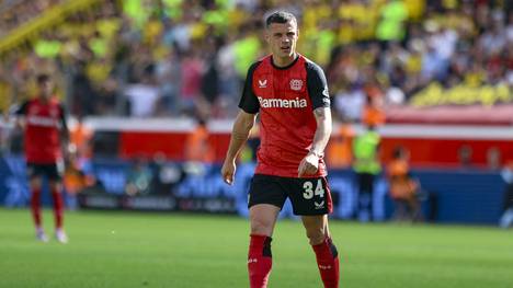 Gerade erst hatte man in Leverkusen beteuert, dass man Granit Xhaka halten will. Doch nun könnte sich ein Überraschungswechsel des Schweizers anbahnen. Demnach zieht es den Bayer-Spieler zurück in die Premier League.