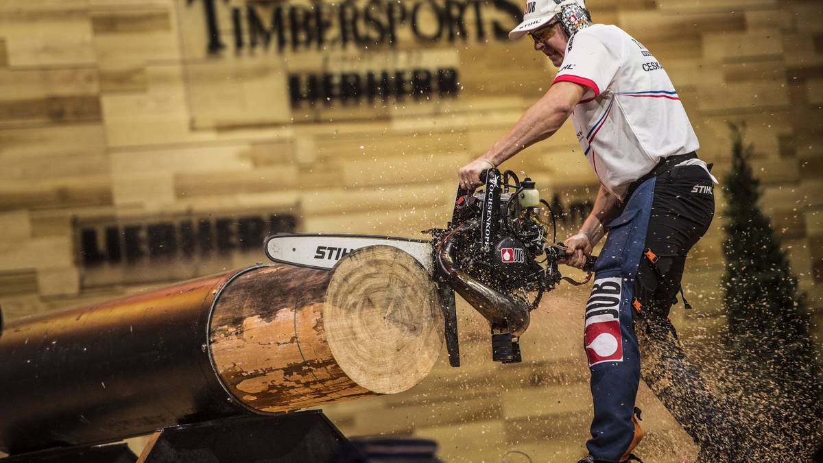 MARTIN KOMAREK: Für den 42-Jährigen sind Motorsägen Leidenschaft und Beruf zugleich. Der vierfache Europameister und Silbermedaillen Gewinner bei den Weltmeisterschaften 2009, 2013 und 2014 ist schwindelfrei. Kein Wunder also, dass seine Lieblingsdisziplin das Springboard ist. "Es macht Spaß und lässt den Adrenalinspiegel steigen", sagt der Mann aus der Tschechischen Republik 